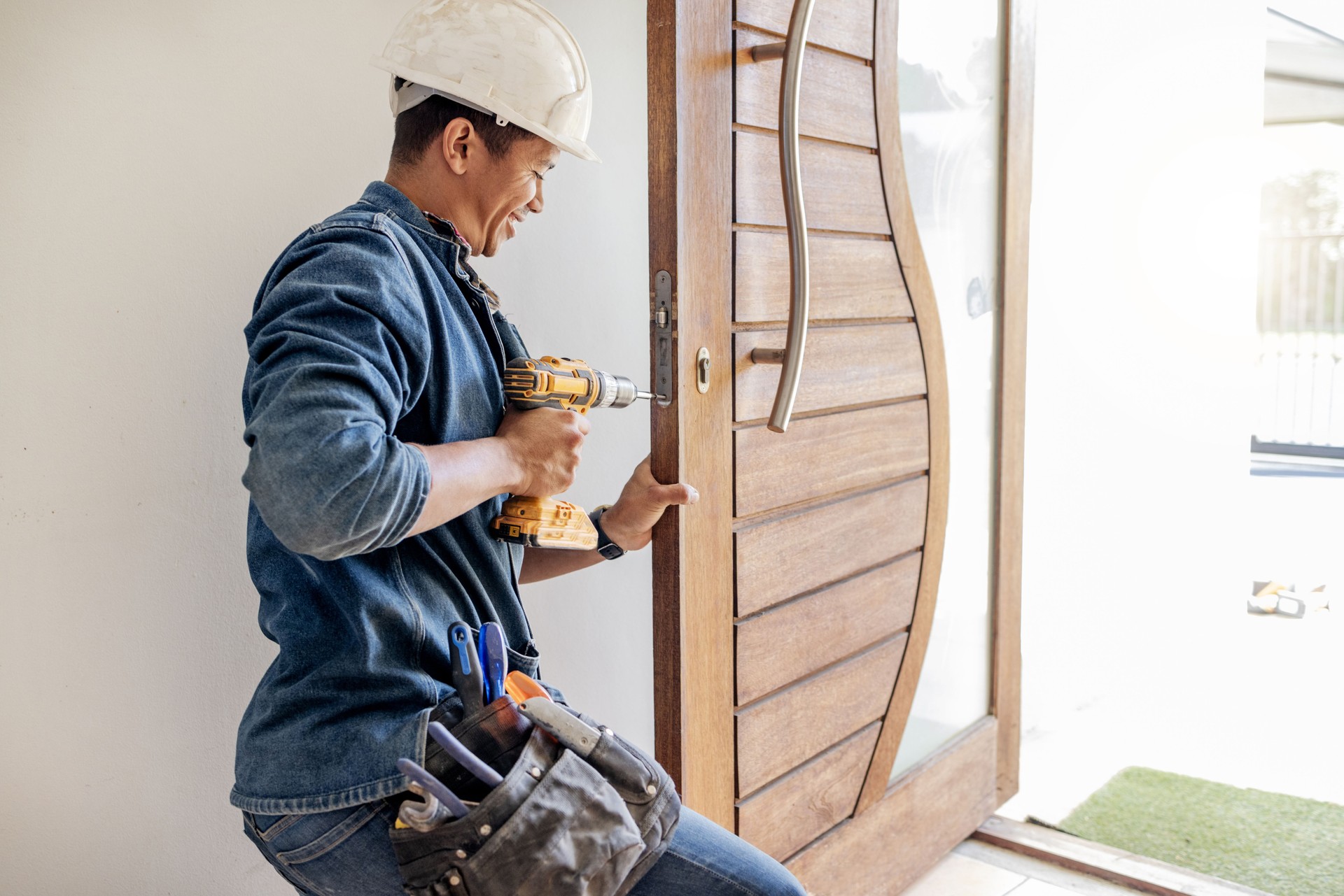 Serralheiro, homem e manutenção, faz-tudo com reforma e conserto de casa, troca fechaduras de porta com ferramentas elétricas. Construção civil, construção civil e comércio com mão-de-obra, vocação e empregado